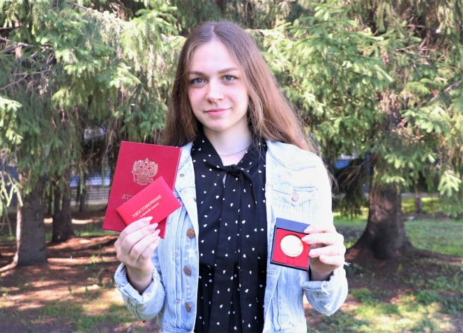 Золотое совмещение. Пловчиха Анастасия Фурсова окончила Алтайское училище олимпийского резерва с золотой медалью