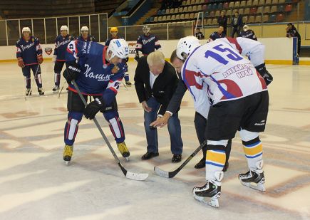 Во Дворце спорта состоялось открытие отборочных региональных соревнований V Всероссийского фестиваля среди любительских команд Ночной Хоккейной Лиги.