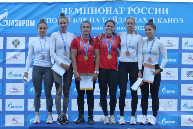 София Штиль (вторая слева) в экипаже с Дарьей Гладковой добилась исторического успеха, став серебряным призером чемпионата России (каноэ-двойка, дистанция 500 м)