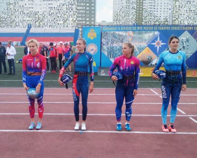 Екатерина Клопцова (слева) стала лучшей на полосе препятствий на чемпионате МЧС России
