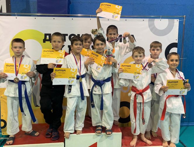 Алтайские спортсмены завоевали 26 медалей на межрегиональном турнире «Детская лига каратэ»