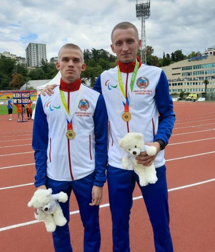 Александр Должиков (слева) и его лидер Илья Гончаров - победители соревнований в беге на 400 метров