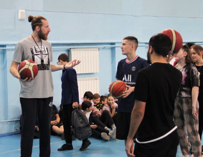 Первый тренер: бывший центровой БК "Барнаул" начал знакомить с баскетболом детей