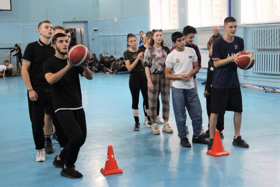 Первый тренер: бывший центровой БК "Барнаул" начал знакомить с баскетболом детей