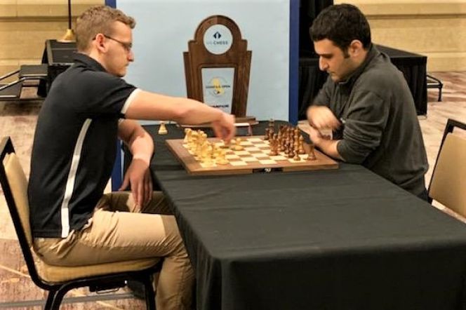 Алексей Сорокин (слева) в матче за первое место в открытом чемпионате США  сыграл с ирано-американским гроссмейстером Морадиабади