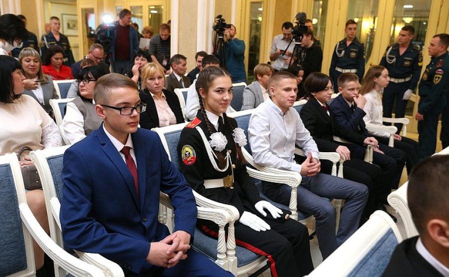 Дети-герои. Тимофей Миронов - четвертый слева. Фото: Совет Федерации