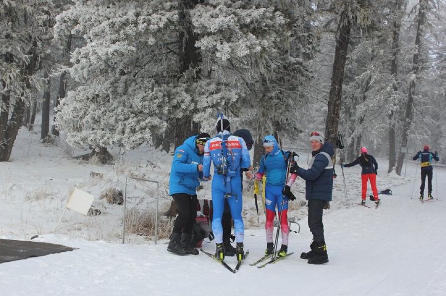 Шеф сборной Артем Истомин (справа) и его команда. В конце октября на Семинском фактически зима. Фото: Sports.ru