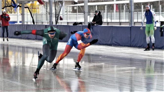 Виктор Муштаков (справа) на финишной прямой. Фото: Союз конькобежцев России