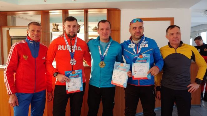 Иван Лыжин (в центре) - победитель индивидуальной гонки на межрегиональных стартах категории «Мастерс» в Новосибирске