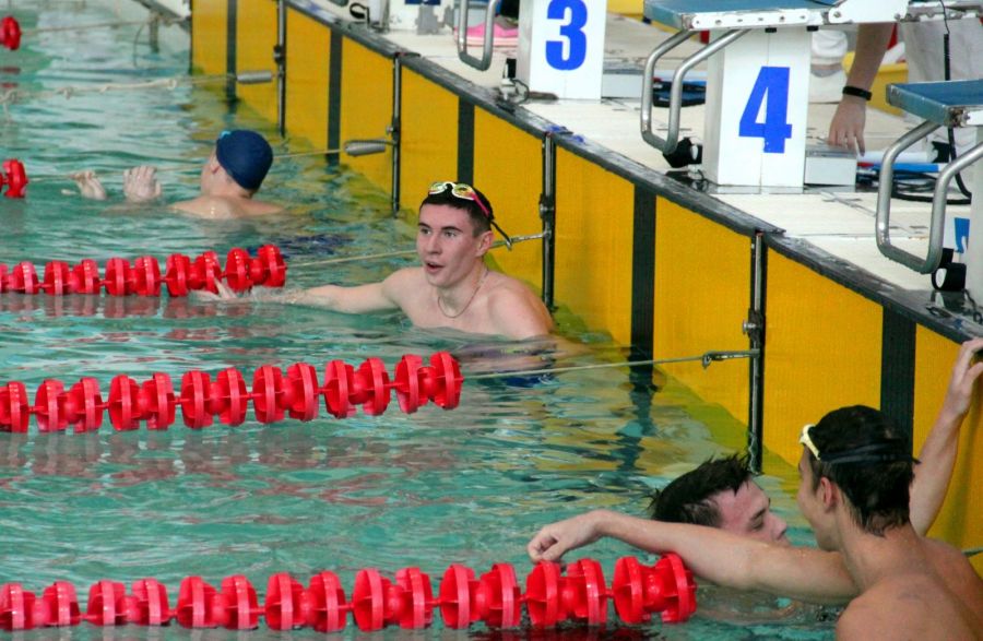 В Барнауле прошли краевые соревнования «Кубок Деда Мороза». О чём его просят ведущие пловцы региона