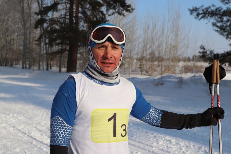 Андрей Воронков после победного финиша в эстафете. Фото: Александр Чёрный/Алтайский спорт