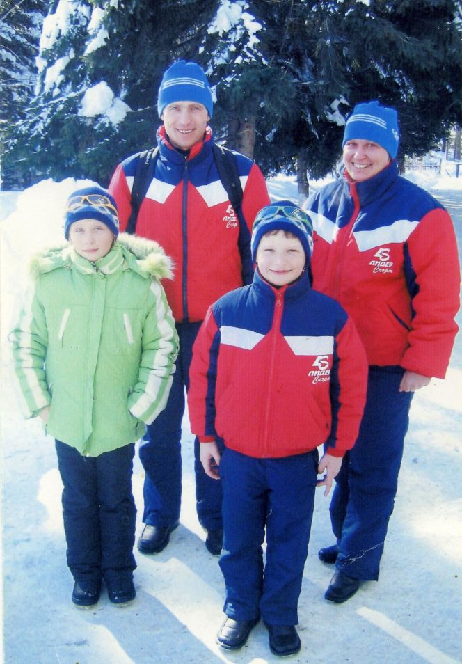 Николай и Татьяна Коваленко с дочерью Дарьей и сыном Ильёй. Фото из архива «СМ»
