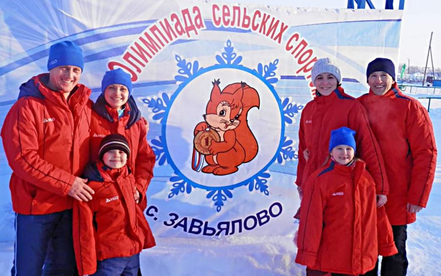 Спортивная семья Белан (на фото слева) - Евгений, Виолетта и Вячеслав. Фото из архива «СМ»