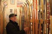 Лыжи у стенки стоят: бывший биатлонист собрал в Барнауле уникальную коллекцию спортинвентаря 