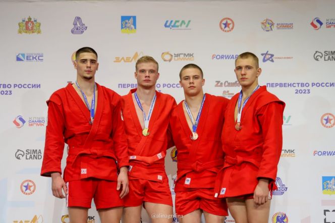 Призёры соревнований в весовой категории 98 кг. Роман Жданов крайний справа 
