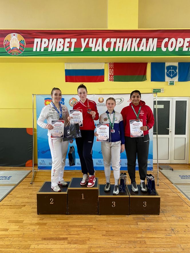 Юлия Жданова (вторая справа) завоевала бронзу открытого юниорского первенства Беларуси