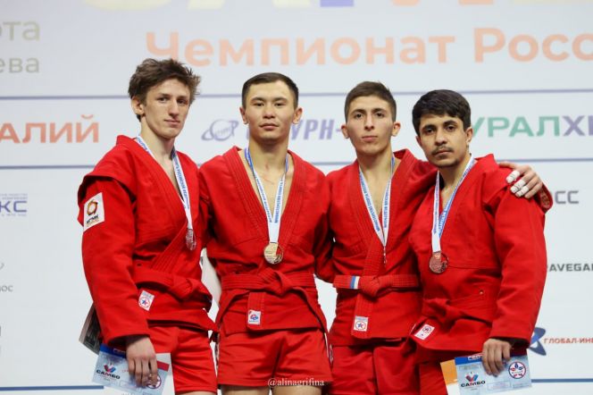 Нурсултан Садуакасов (второй слева) завоевал звание чемпиона России по самбо 2023 года