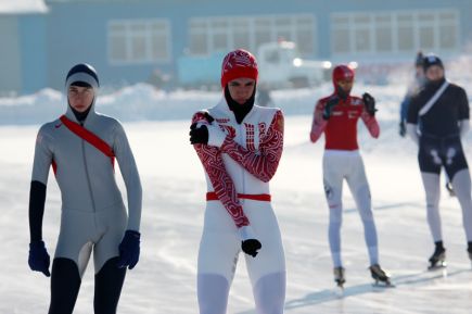По итогам заключительного этапа первенства Сибирского и Дальневосточного федеральных округов право выступить в финале первенства России завоевали 10 алтайских конькобежцев (фото).