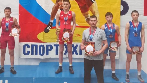 Борцы-классики региона завоевали восемь медалей на первенстве Сибири до 16 лет