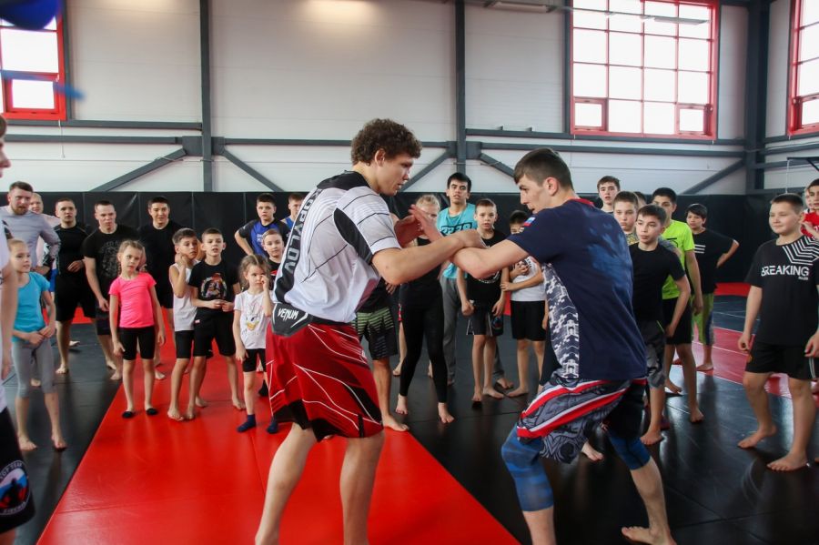 Боец UFC Роман Копылов провел мастер-класс для всех желающих. Фото: Виталий Барабаш/ТОЛК