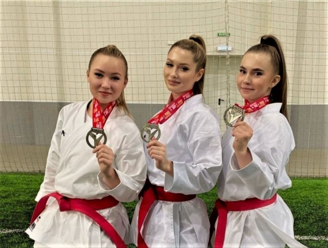 Золотая ката-команда (слева направо): Дарья Копылова, Алина Рудикова и Варвара Дорофеева