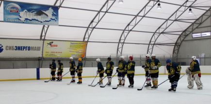 Барнаульский "Полимер" выиграл региональный этап "Ночной хоккейной лиги".
