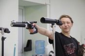 Метким стрелкам - значок на груди! В Барнауле прошли краевые соревнования среди юных и взрослых спортсменов в стрельбе из пневматического оружия (фото)