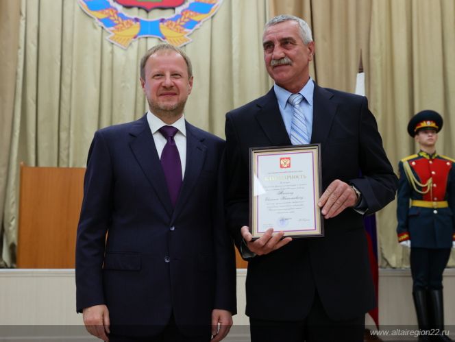 Высокую награду Евгений Тюнин (справа) получил из рук губернатора края ВиктораТоменко