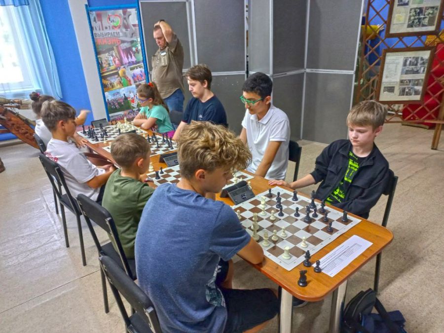 Уже празднуем! В Ребрихе прошёл командный рапид в честь Международного дня шахмат 