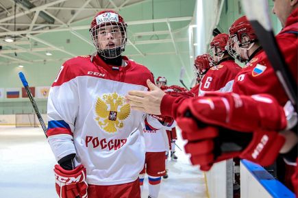 Воспитанник алтайского хоккея Андрей Свечников дебютировал на чемпионате мира среди юниоров.