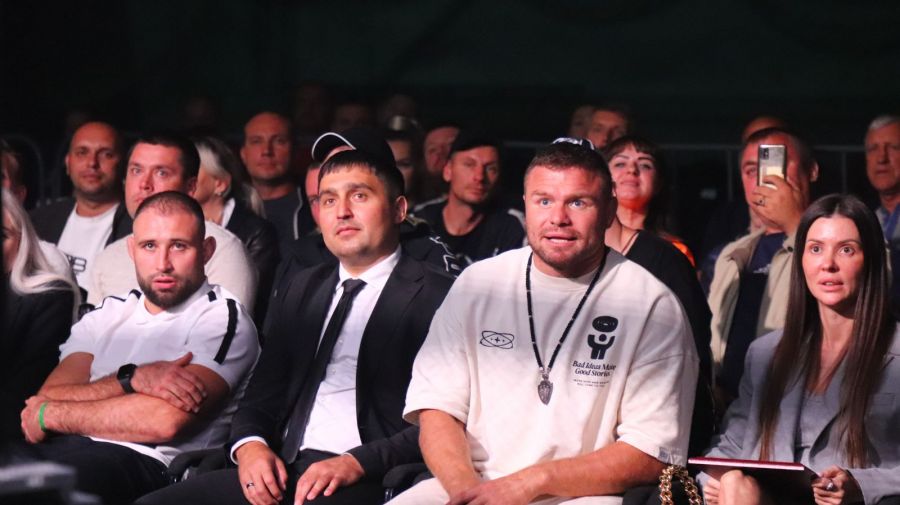 Слева направо: Шараф Давлатмуродов, Александр Гурьянов, Анатолий Малыхин и его супруга Анита, известный ММА-агент. Фото: Александр Чёрный