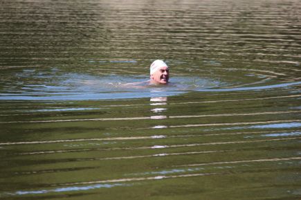 В Барнауле стартовал двухсуточный эстафетный заплыв в холодной воде «Доплыть до Победы» (фото).