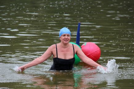 В Барнауле участники двухсуточного заплыва в холодной воде «Доплыть до Победы» преодолели более 150 км (фото).