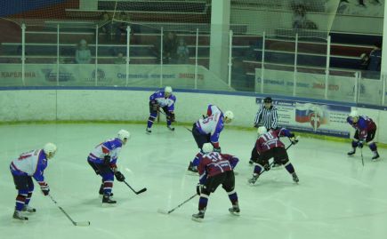 Вчера хоккейный клуб «Алтай» провел в Бердске первый матч против местного «Кристалла». 