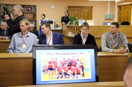 В АлтГУ состоялось чествование мужской волейбольной команды «Университет» – победителя Высшей лиги «Б» (фото).