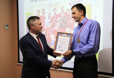В АлтГУ состоялось чествование мужской волейбольной команды «Университет» – победителя Высшей лиги «Б» (фото).