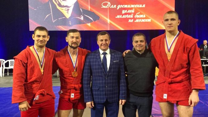 На Мемориале Александра Пушницы в Омске алтайские борцы завоевали три бронзовые медали