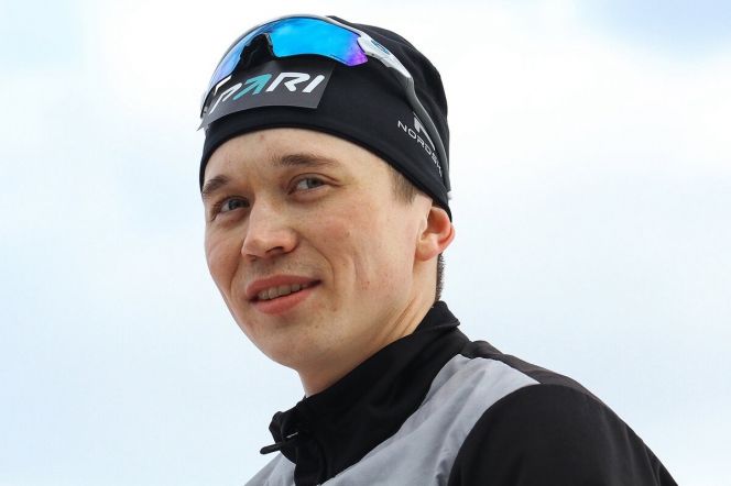 Куда без винтовки! Даниил Серохвостов составил конкуренцию лыжникам сборной России на гонке "Югория. Первый снег" 