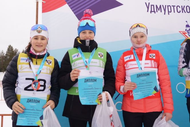 На фото (слева направо) Полина Колокольцева, Екатерина Золотарёва, Диана Лагно. Фото: СШОР по биатлону имени Демидова