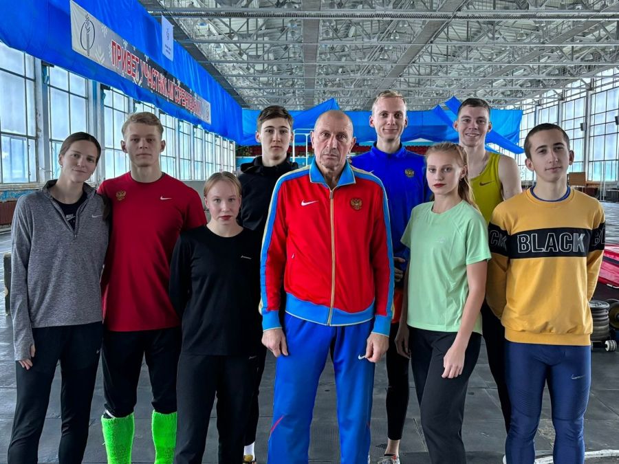 Заслуженный тренер России Сергей Клевцов со своей группой на сборах в Омске накануне соревнований