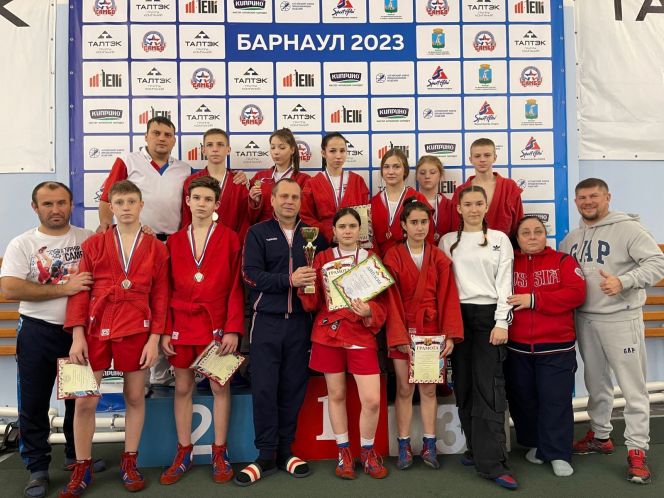 В Барнауле состоялся турнир по самбо XLIII спартакиады спортшкол региона среди юношей и девушек 14-15 лет