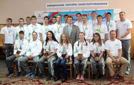 Заместитель губернатора Алтайского края Даниил Бессарабов встретился с победителями и призёрами VI Международных спортивных игр «Дети Азии» (фото).