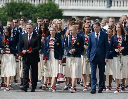 Исинбаева плакала, провожая олимпийцев
