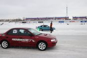 В Барнауле автогонщики открыли сезон кольцевых гонок на льду (фото)