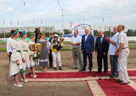 На барнаульском ипподроме прошли «Кубок губернатора Алтайского края» и фестиваль орловского рысака «Сибирь-2016» (фото).
