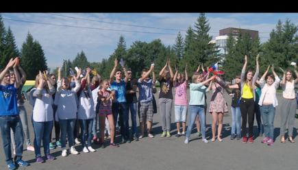 В Бийске прошёл молодёжный флэшмоб в поддержку участника Олимпийских игр Сергея Каменского. 