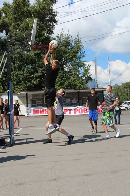 Центральным событием в Алтайском крае в День физкультурника стал региональный этап всероссийских соревнований по уличному баскетболу "Оранжевый мяч".  