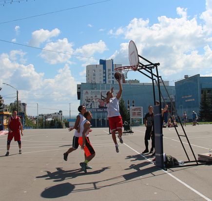 Центральным событием в Алтайском крае в День физкультурника стал региональный этап всероссийских соревнований по уличному баскетболу "Оранжевый мяч".  