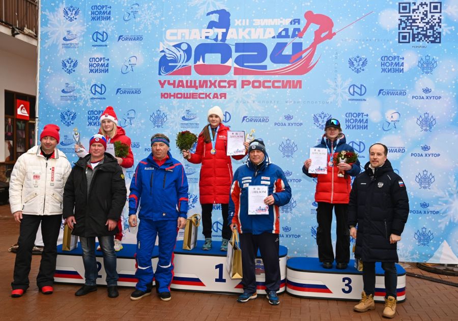 Церемония награждения девушек в слаломе. Фото: Федерация горнолыжного спорта России