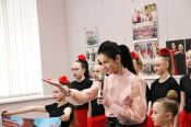 МСМК по художественной гимнастике Любовь Барыкина открыла в Барнауле выставку своих картин и провела мастер-класс для юных спортсменок 